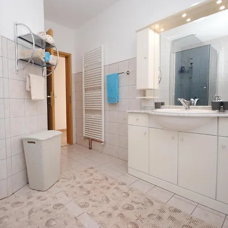Spacious Antea